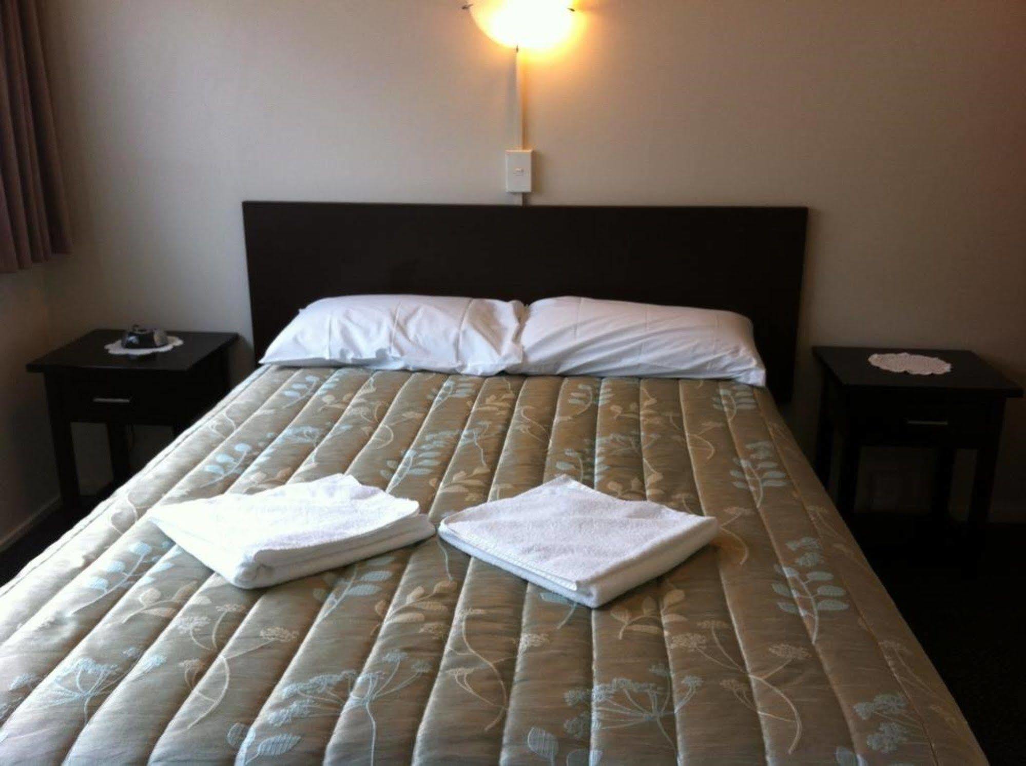 88 Wallace Court Motel Веллингтон Экстерьер фото